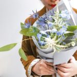 北参道の美容室kitsukiで花束を持つスタッフ。ナチュラルで柔らかな雰囲気。