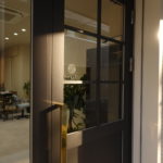 北参道の美容室kitsuki店舗外観。エントランス前での接客シーン。