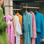 北参道の美容室kitsuki店内に並ぶカラフルな洋服。柔らかな照明の空間。