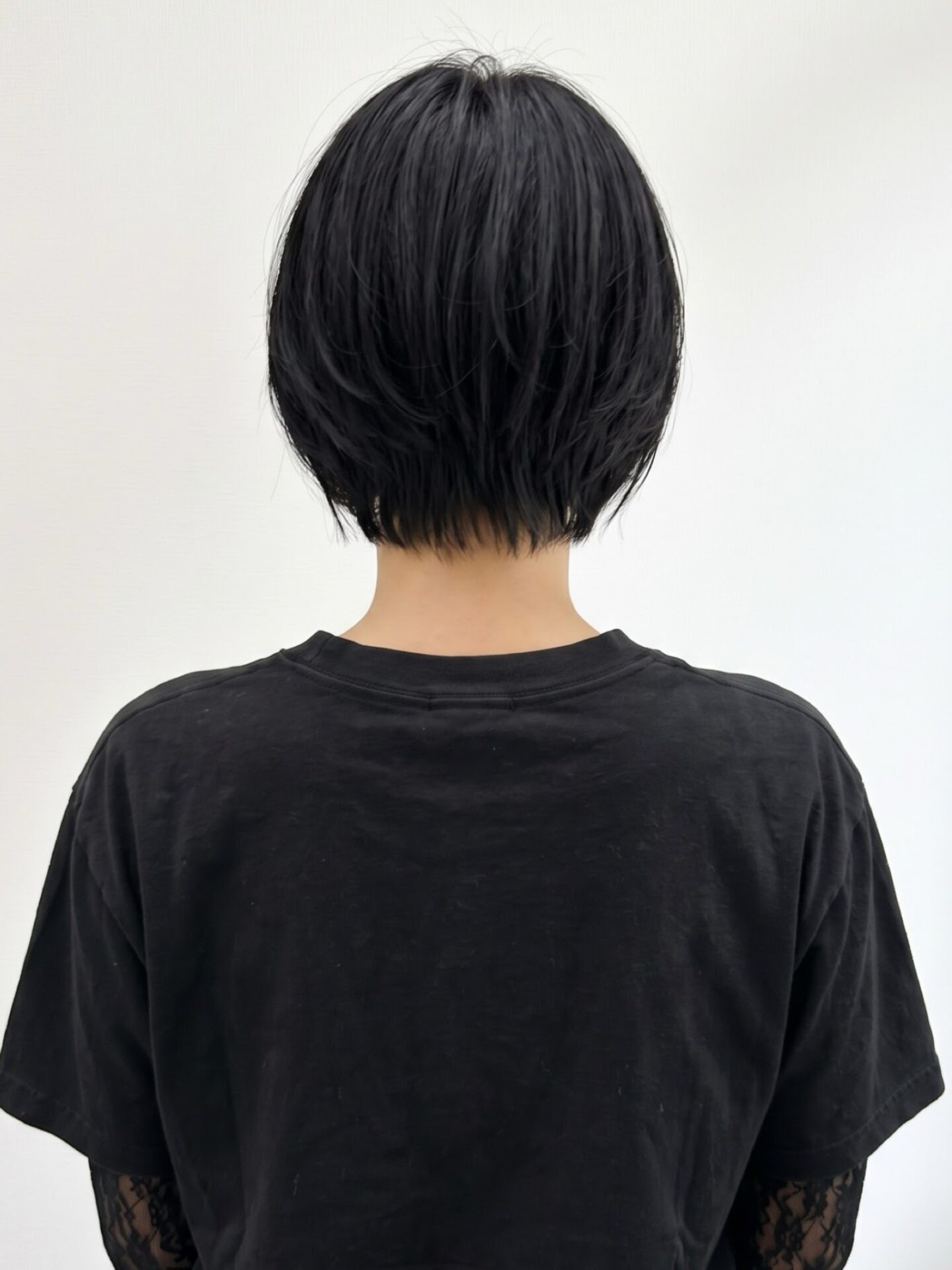 黒髪レイヤーショート 後ろから