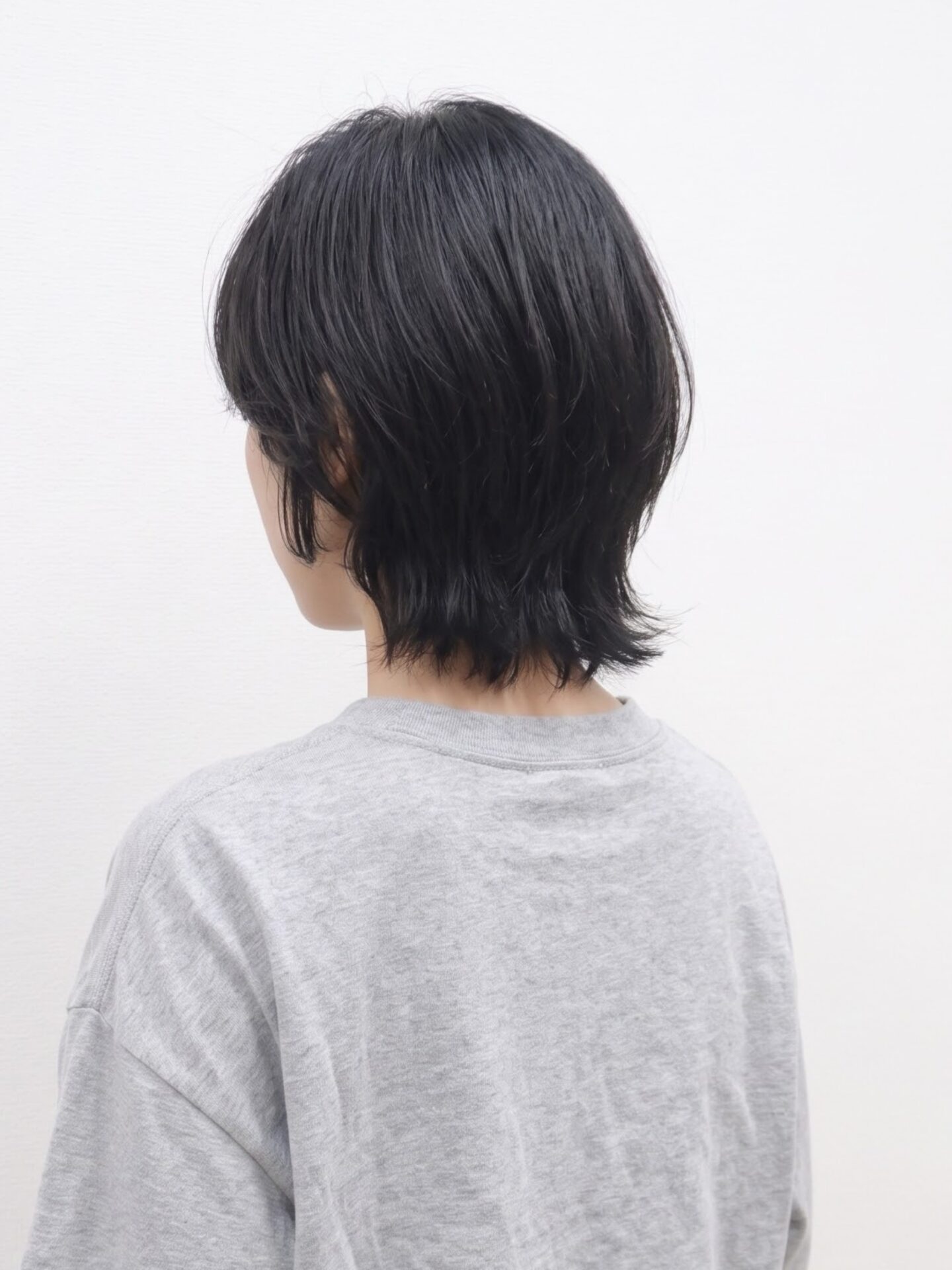 レイヤーウルフボブ 後ろから