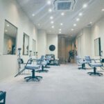 北参道の美容室kitsuki店内。セット面のある明るい空間。