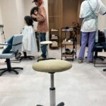 北参道の美容室kitsukiスタッフの日常風景。撮影準備中のカット。