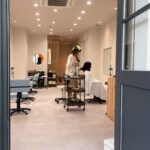 北参道の美容室kitsuki店内写真。落ち着いた照明のスタイリングエリア。