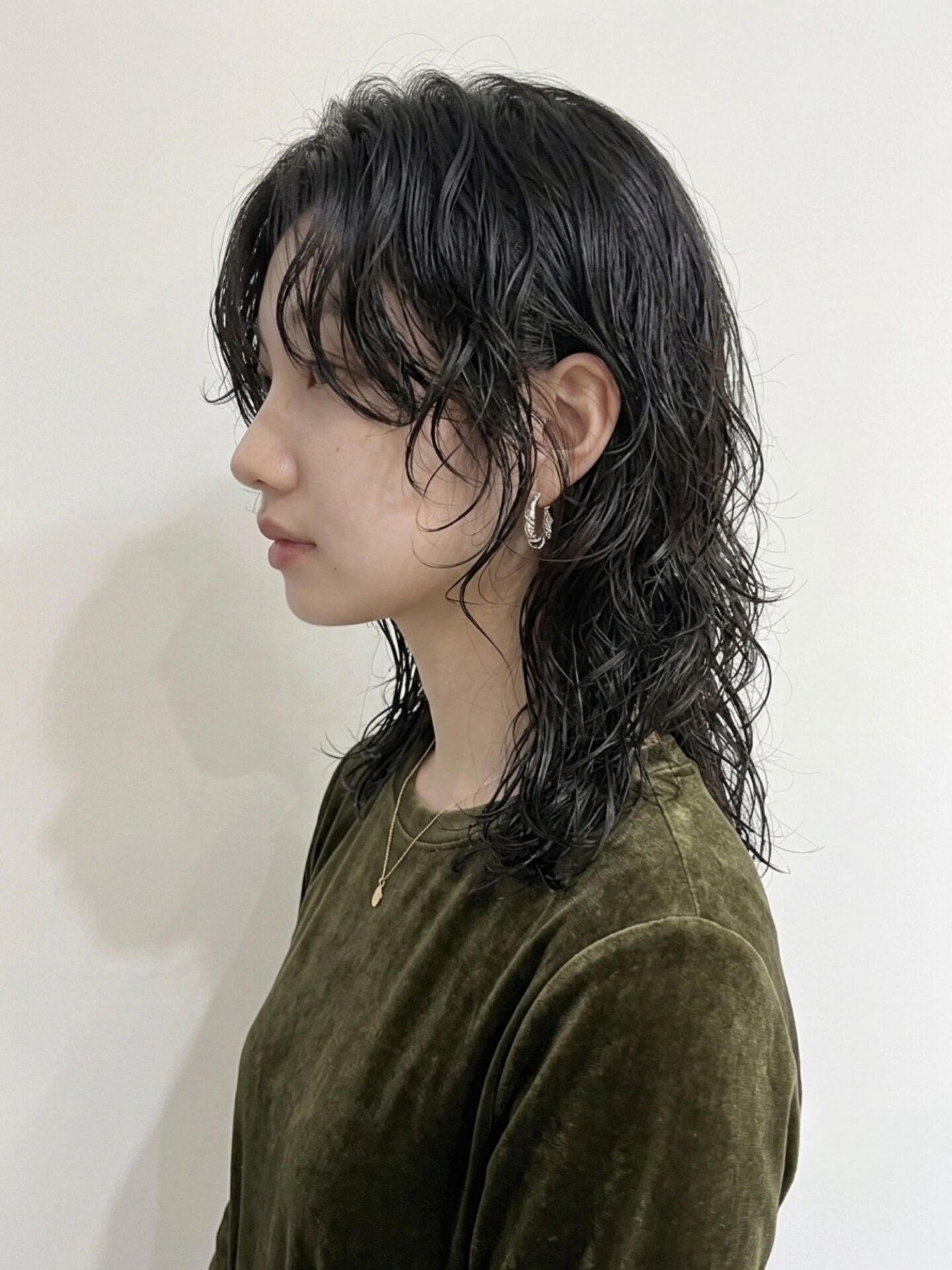 黒髪ウェーブパーマ 横から